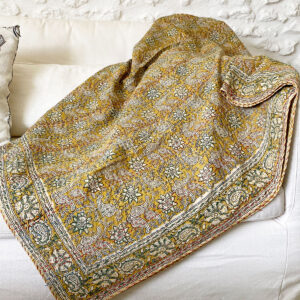 Plaid en toile de coton impression block print cousu main à poser sur un canapé ou un lit, kantha inde