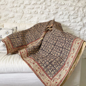 Plaid kantha quilt en toile de coton noir charbon et terracotta motifs indiens impression block print cousu main à poser sur un canapé ou un lit