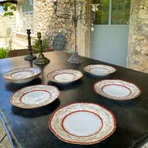 assiettes à dessert anciennes en porcelaine Haviland bord chantourné décor rocailles bordeaux et or
