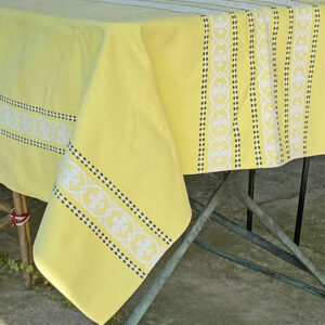 nappe vintage en toile de coton épaisse jaune pâle brodée au centre avec 12 serviettes assorties