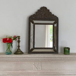 Miroir ancien à parclose style Napoléon III avec fronton en métal repoussé début 20è siècle