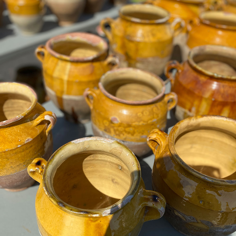 deballage-marchand-montpellier-E6137 pots à graisse anciens au déballage marchand de Montpellier réservé aux antiquaires et brocanteurs s