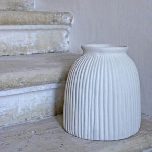 Vase décoratif en papier mâché finition striée froncée, objet déco fait main en Inde, artisanat unique