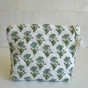 Trousse de toilette ou maquillage en coton impression Block print fond blanc motif bleuet tons bleu et vert céladon; trousse fabriquée à la main dans un atelier indien vérifié. Trousse petit modèle doublée