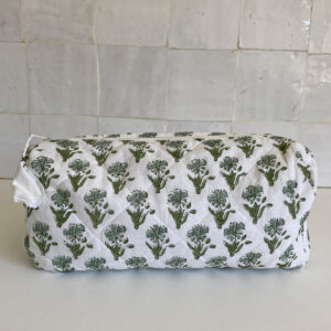 Trousse de toilette forme baluchon, en coton matelassé impression Block print fond blanc motif bleuets tons bleu et vert céladon; trousse fabriquée à la main dans un atelier indien vérifié. Trousse doublée en fine toile de coton, idée cadeau