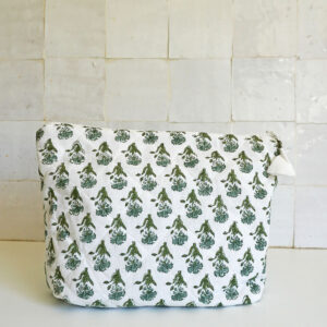 Trousse de toilette en coton matelassé impression Block print fond blanc motif bleuets tons bleu et vert céladon; trousse fabriquée à la main dans un atelier indien vérifié. Ici Trousse grand modèle doublée en fine toile de coton