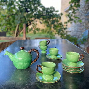 Service à café en céramique de Vallauris, atelier Cérenne années 50, comportant une cafetière et 5 tasses et sous-tasses ton vert émaillé et anses torsadées brunes vintage au design toujours très actuel