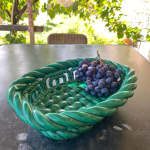 Grande et belle corbeille à fruits en céramique tressée et émaillée d'un ton vert profond , pièce unique fabriquée à la main fin des années 50 par des artisans artistes à Vallauris