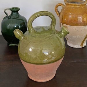 cruche ancienne en terre cuite base brute argile et haut émaillé au coloris vernissé olive, Gargoulette pour maintenir l'eau au frais, pièce unique vintage trouvée en brocante dans le Gard