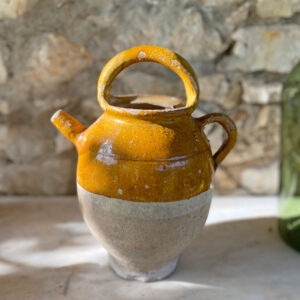 Cruche ancienne en terre cuite base brute et haut émaillé au ton vernissé ocre, pot à huile ou chevrette utilisée par les apothicaires pour conserver sirop ou huile, pièce unique trouvée en brocante
