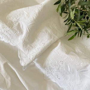 Drap ancien blanc en coton brodé en bordure broderie anglaise finition crènelée Largeur 240 cm et longueur 275 cm, drap d'occasion seconde main