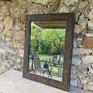 Miroir rectangulaire avec cadre en métal embossé, motifs en relief tout autour en bordure, métal aspect vieilli. Miroir que l'on peut fixer dans les deux sens horizontal ou vertical, artisanat indien, marque suédoise Olsson & Jensen