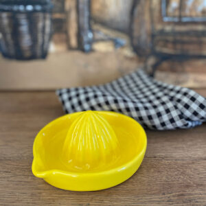 Presse-citron en céramique jaune collection Evie marque suédois Olsson & Jensen toujours utile dans une cuisine car il prend peu de place et est aussi joli que pratique. Série limitée