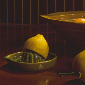 Presse-citron en céramique vert collection Evie marque suédoise Olsson & Jensen toujours utile dans une cuisine car il prend peu de place et est aussi joli que pratique. Stock limité
