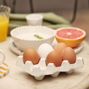 Range œufs en grès blanc 6 compartiments, le joli détail sur la table du petit déjeuner, design suédois marque Olsson & Jensen, série limitée