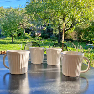 Mug en céramique blanche striée, d'un doux blanc laiteux, peint à la main pour un thé, une tisane ou un café; format idéal pour les machines à café, collection Yolanda marque suédoise Olsson & Jensen, belle idée cadeau