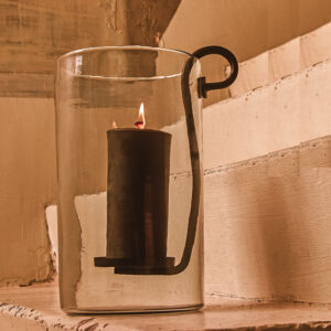 Grand photophore ou lanterne en verre transparent avec support métal pour poser la bougie, partie amovible, une fois enlevée la lanterne devient vase, modèle Amira design suédois marque Olsson & Jensen