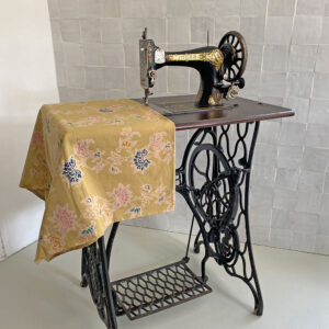 Authentique machine à coudre ancienne fabriquée par Singer en Ecosse en 1910. Cette pièce historique, possède encore ses décors dorés d’époque, plaques métal gravées ouvragées et sa table en bois avec pied en fonte Singer à pédale, pièce unique