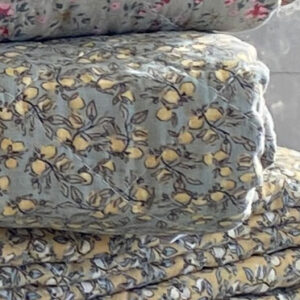 Détail motif Lemon Verde de la Courtepointe ou plaid en coton matelassé cocooning surpiqué finition quilt. Fraicheur du motif fleuri Lemon fond vert sauge qui évoque les beaux jours