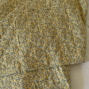 Courtepointe ou plaid en coton matelassé double épaisseur surpiquée finition quilt. Fraicheur du motif fleuri Lemon fond ocre qui évoque les beaux jours