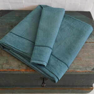 Drap en pur lin, ancien mais jamais utilisé, brodé point Venise teint en un mélange de bleu profond et d'une touche de brun, qui rappelle la couleur Inchyra Blue de Farrow & Ball, seconde main excellent état, linge d'antan en pur lin robuste et patiné, à détourner en jeté de lit, rideau ou en nappe