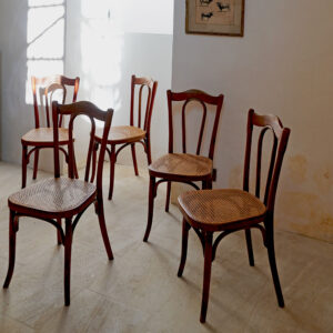 chaises anciennes esprit bistro dossier en bois courbé et assise en cannage tressé dans le style de Thonet
