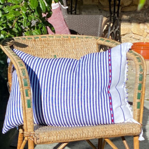 Coussin rectangulaire (60x40 cm) création unique confectionnée à la main à partir d'un tissu coton tissé artisanalement autour de Tanger, le mendil, tenue traditionnelle du nord du Maroc, chaque pièce est unique