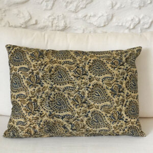 Coussin rectangulaire 50x70 cm en coton, création exclusive et artisanale réalisée à partir d'un tissu traditionnel du Rajasthan en Inde. Motif arabesques dits Paisley tons brun et bleu sur fond couleur sable, impression méthode du Block Print. Tissu d'Inde mais coussin confectionné à la main dans le Gard, chaque pièce est unique. Coussin complet avec housse en coton fermeture éclair à la base et garnissage