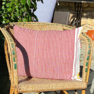 Coussin rectangulaire (60x40 cm) création unique confectionnée à la main à partir d'un tissu coton tissé artisanalement de rayures rouges autour de Tanger, le mendil, tenue traditionnelle du nord du Maroc, chaque pièce est unique