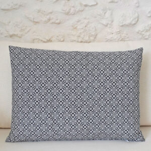 Coussin rectangulaire 50x70 cm, création exclusive et artisanale réalisée à partir d'un tissu traditionnel de l'ile de Java. Motif blanc sur fond noir d'une fleur stylisée, méthode du Batik. Tissu d'Indonésie mais coussin confectionné à la main dans le Gard, chaque pièce est unique