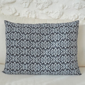 Coussin rectangulaire 50x70 cm, création exclusive et artisanale réalisée à partir d'un tissu traditionnel de l'ile de Java. Motif rosace, méthode du Batik, blanc sur un fond noir. Tissu d'Indonésie mais coussin confectionné à la main dans le Gard, chaque pièce est unique