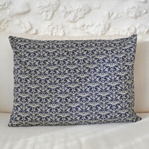Coussin rectangulaire 50x70 cm, création exclusive et artisanale réalisée à partir d'un tissu traditionnel de l'ile de Java, maison Batik Keris. Motif arabesque jaune paille sur fond bleu nuit méthode du Batik. Tissu d'Indonésie mais coussin confectionné à la main dans le Gard, chaque pièce est unique