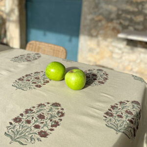 Grande nappe 150x300 cm en coton rectangulaire imprimé au cadre en Inde selon la technique du block print. Un motif fleur en grappe d'un beau rouge sombre lie de vin, feuilles ton céladon, l'ensemble reproduit à la main sur une belle toile de coton robuste couleur écru sable