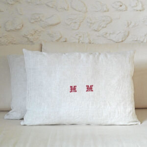 Coussin rectangulaire 50x70 cm fait main à partir d'un beau torchon ancien en métis lin coton damassé, monogramme lettres MM rouges brodées au centre, revisitée en housse de coussin