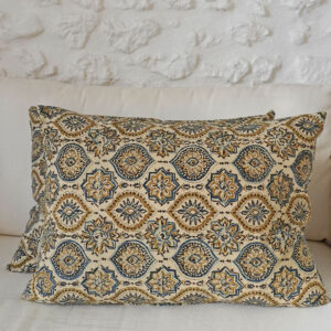 Coussin rectangulaire 50x70 cm en coton, création exclusive et artisanale réalisée avec un tissu traditionnel du Rajasthan en Inde. impression à la main méthode du Block Print. Tissu d'Inde mais coussin fait main dans le Gard, chaque pièce est unique. Coussin complet avec housse en coton fermeture éclair à la base et garnissage