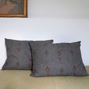 Coussin 50 x 70 cm fait main en France avec du tissu coton popeline fond bleu acier, découvert en Indonésie et inspiré des sarongs, déhoussable, fermeture éclair en base