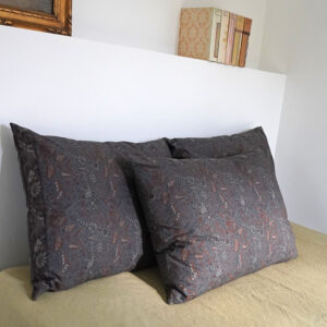 Coussin 50 x 70 cm fait main en France avec du tissu coton popeline fond bleu acier, découvert en Indonésie et inspiré des sarongs, déhoussable, fermeture éclair en base