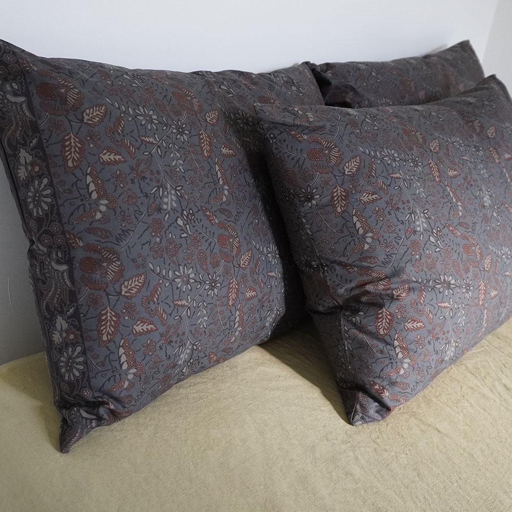 Coussin 50 x 70 cm fait main en France avec du tissu coton popeline fond bleu acier, découvert en Indonésie et inspiré des sarongs, déhoussable, fermeture éclair en base