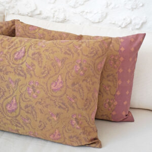 Coussin 50 x 70 cm cousu main en France avec du tissu coton popeline motifs feuilles et fleurs vieux rose sur fond vert kaki mordoré, découvert en Indonésie et inspiré des sarongs, déhoussable, fermeture éclair en base