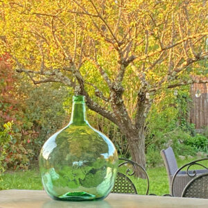 Dame Jeanne, belle et grande bonbonne utilisée autrefois pour le transport du vin ou du cidre. Bonbonne ancienne, fabriquée dans les années 1940-1960, soufflée dans un moule industriel. Objet décoratif à associer à des pots ou des vases dans la maison ou dehors sur la terrasse, touche déco broc dans le jardin.