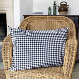 Coussin rectangulaire 50x70 cm en coton vichy carreaux motif noir et blanc, coussin cousu main dans le Gard. Coussin complet avec housse en coton fermeture éclair à la base et garnissage