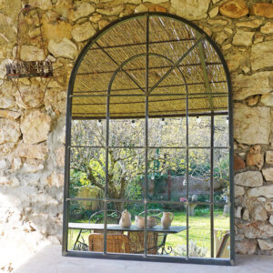 Miroir mural grand format en métal vieilli, pour l'intérieur ou l'extérieur, miroir forme arcade comme une fenêtre ouverte, agrandit la pièce. A fixer dans un salon, une entrée, une salle de bains, une chambre, ou sur une terrasse où il reflète les végétaux, style brocante