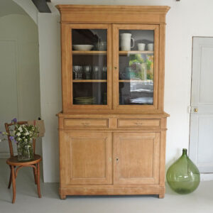 Vaisselier ancien en chêne massif sablé, daté fin 19è siècle, buffet 2 corps partie basse ouvrant par 2 tiroirs et 2 vantaux, et partie haute avec 2 portes vitrées en verre ancien, meuble ancien vintage