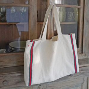 Sac shopping modèle Espelette fait main à partir d'un torchon ancien en pur lin Fleur Bleue inspiration basque large rayure latérale rouge et verte. Le nouveau Tote Bag pour les courses ou en sac de plage, sac fait main par une couturière du Gard en France