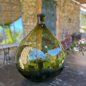 Bonbonne ancienne dite Dame Jeanne, couleur vert olive rare, belle bonbonne chinée en brocante. Objet décoratif à associer à des pots ou des vases dans la maison ou dehors sur la terrasse, touche déco broc et campagne dans le jardin.