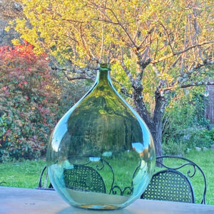 Dame Jeanne grand format, belle bonbonne chinée en brocante, Bonbonne ancienne, objet décoratif à associer à des pots ou des vases dans la maison ou dehors sur la terrasse, touche déco broc et campagne dans le jardin.
