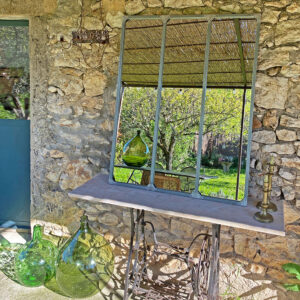 Miroir Atelier verrière grand format en métal argenté mat zinc comme une fenêtre ouverte sur l'extérieur. Style industriel et esprit brocante, peut être fixé dedans ou dehors sur une terrasse