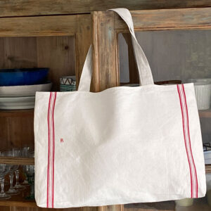 Sac shopping modèle Barjac fait main à partir d'un torchon ancien en pur lin, style campagne large rayure latérale rouge. Le nouveau Tote Bag pour les courses ou en sac de plage, sac fait main par une couturière du Gard en France