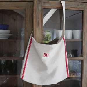 Sac shopping fait main avec un torchon ancien en pur lin et large rayure latérale rouge initiales BC brodées. Une seule bandoulière qui part des cotés. Le nouveau Tote Bag pour les courses ou en sac de plage, sac fait main par une couturière du Gard en France, seconde main