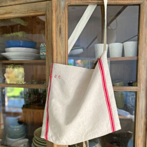 Sac shopping fait main avec un torchon ancien en pur lin avec large rayure latérale rouge *et initiales JC brodées. Une seule bandoulière qui part des cotés. Le nouveau Tote Bag pour les courses ou en sac de plage, sac fait main par une couturière du Gard en France